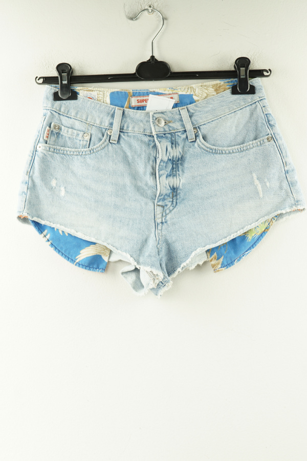 Krótkie spodenki jasnoniebieskie jeansowe z przetarciami - SUPERDRY zdjęcie 1