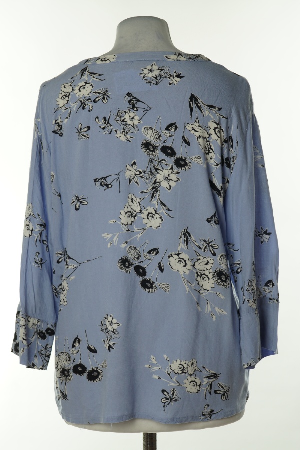 Bluzka niebieska w biało - czarne kwiaty - B.YOUNG zdjęcie 2