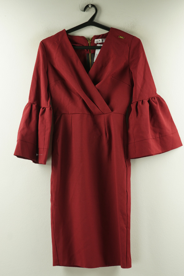 Sukienka bordowa z rozszerzanymi rękawami - A&A zdjęcie 1
