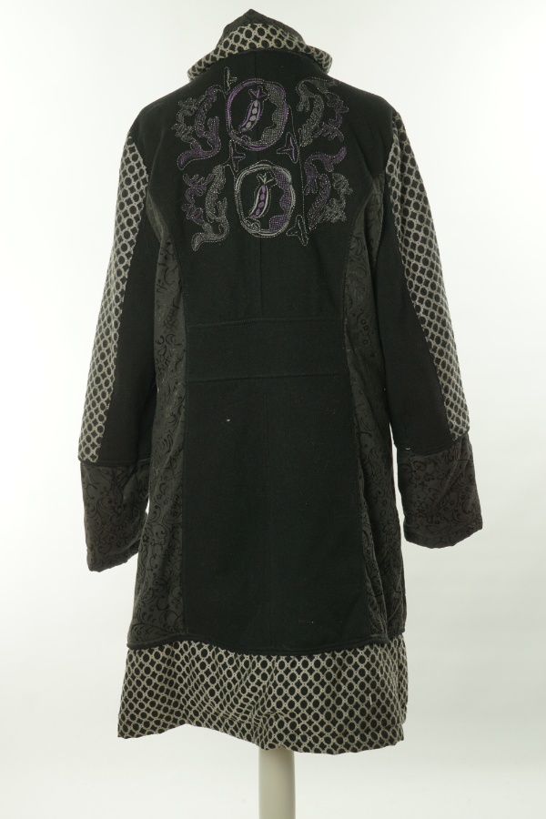 Płaszcz czarny z wstawkami - FRANSA zdjęcie 2