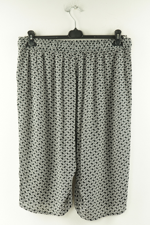 Krótkie spodenki przed kolano czarne w białe wzory - UP2FASHION zdjęcie 2