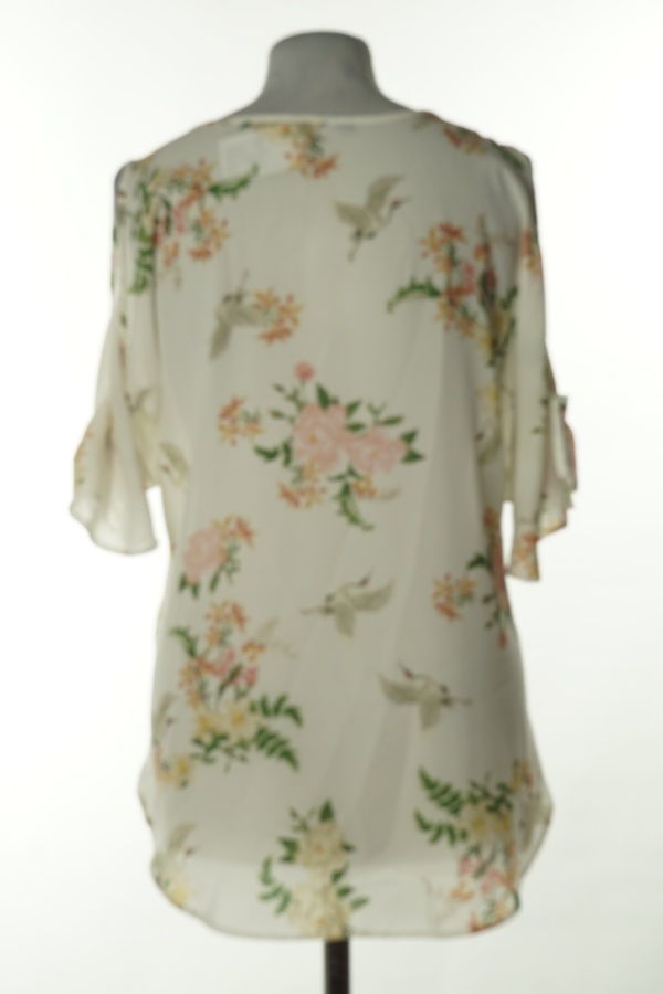 Bluzka z opadającymi rękawkami biała w kwiaty i ptaki - BRAK METKI Z NAZWĄ PRODUCENTA zdjęcie 2