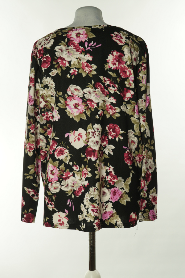 Bluzka czarna w kwiaty z ażurowym kołnierzem - D&H zdjęcie 2