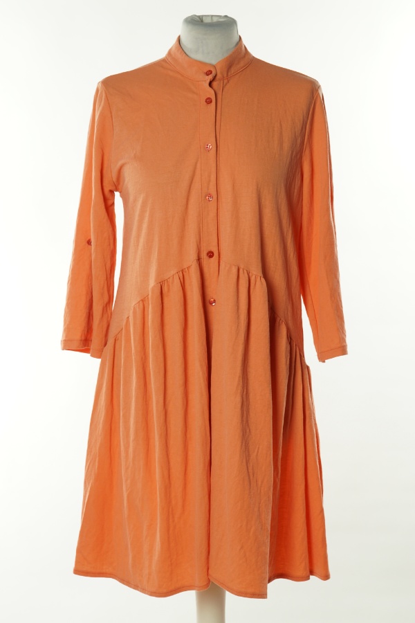 Sukienka koralowa na guziki - DE LO zdjęcie 1