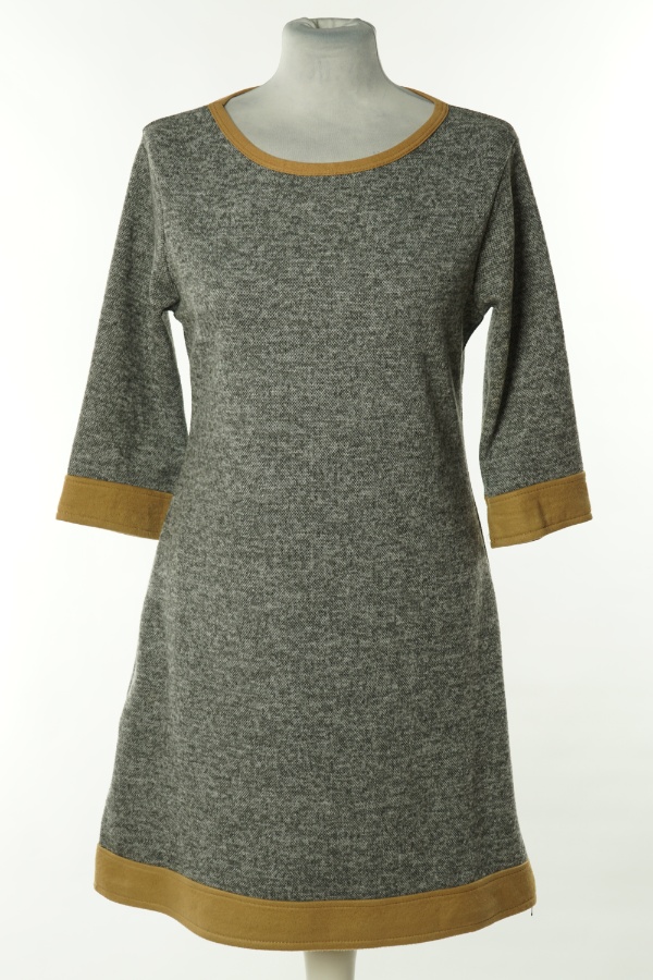 Sukienka szara sweterkowa z beżowymi wstawkami - SWEETISSIMA zdjęcie 1