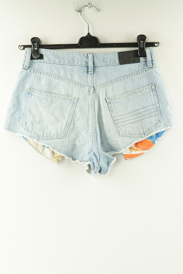 Krótkie spodenki jasnoniebieskie jeansowe z przetarciami - SUPERDRY zdjęcie 2