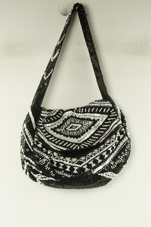 Torebka czarno-biała cekinowa - ACCESSORIZE zdjęcie 1