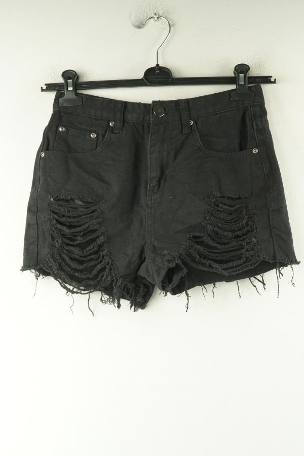 Spodenki jeansowe z dziurami czarne - PRETTYLITTLETHING zdjęcie 1