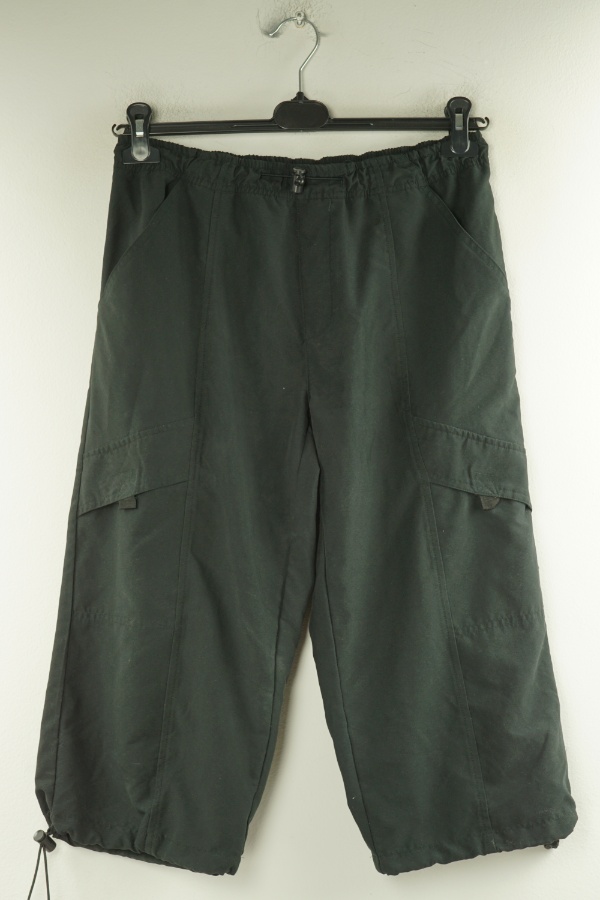 Spodnie za kolano czarne z dużymi kieszeniami - IMAGE zdjęcie 1