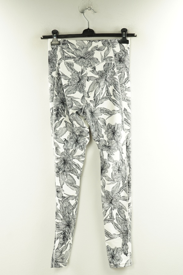 Legginsy białe w czarnbe kwiaty - USA PRO zdjęcie 2