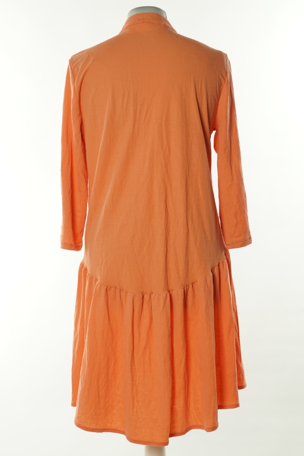 Sukienka koralowa na guziki - DE LO zdjęcie 2