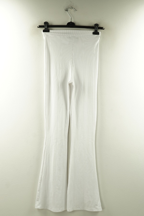 Spodnie białe prążkowane dzwony - PRETTYLITTLETHING zdjęcie 2