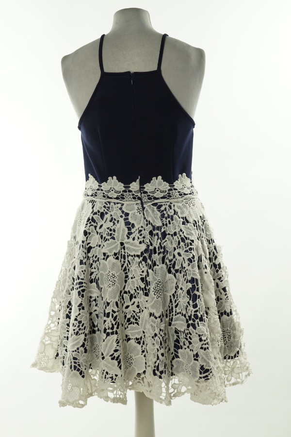 Sukienka fioletowa z białą wstawką koronkową - QUIZ zdjęcie 2