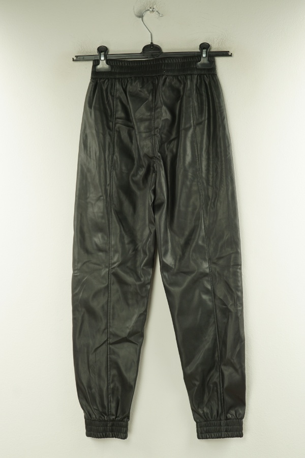 Spodnie ekoskóra czarne - BERSHKA zdjęcie 2