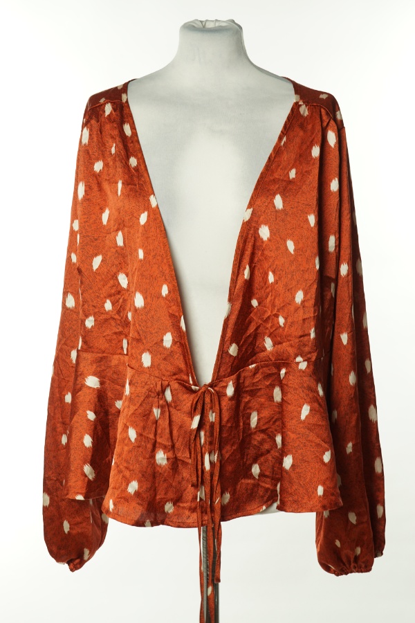 Bluzka ceglasta w kremowe ciapki - QUIZ zdjęcie 1