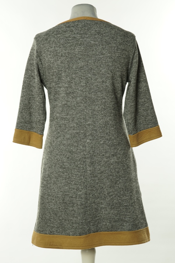 Sukienka szara sweterkowa z beżowymi wstawkami - SWEETISSIMA zdjęcie 2