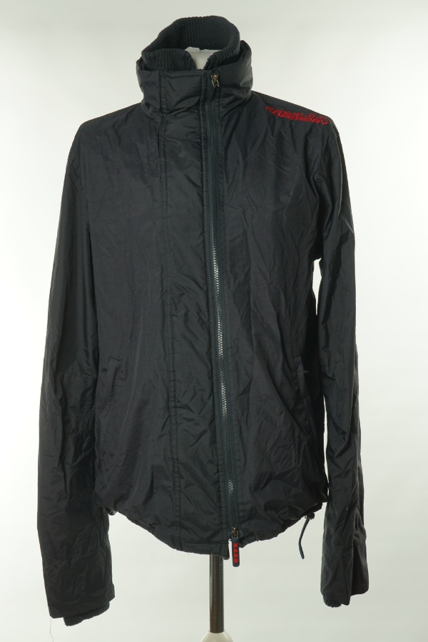 Kurtka czarna z czerwonym napisem - SUPERDRY zdjęcie 1