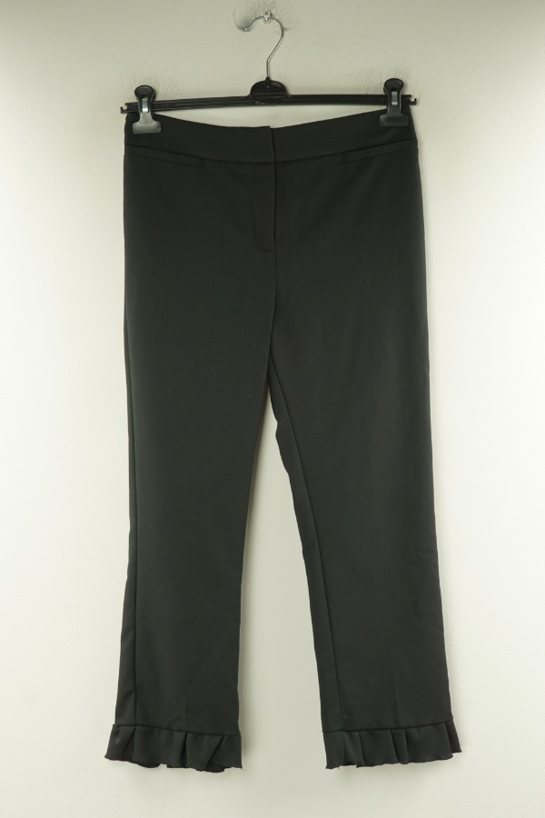 Spodnie za kolano czarnme z falbaną przy nogawkach - M&S zdjęcie 1