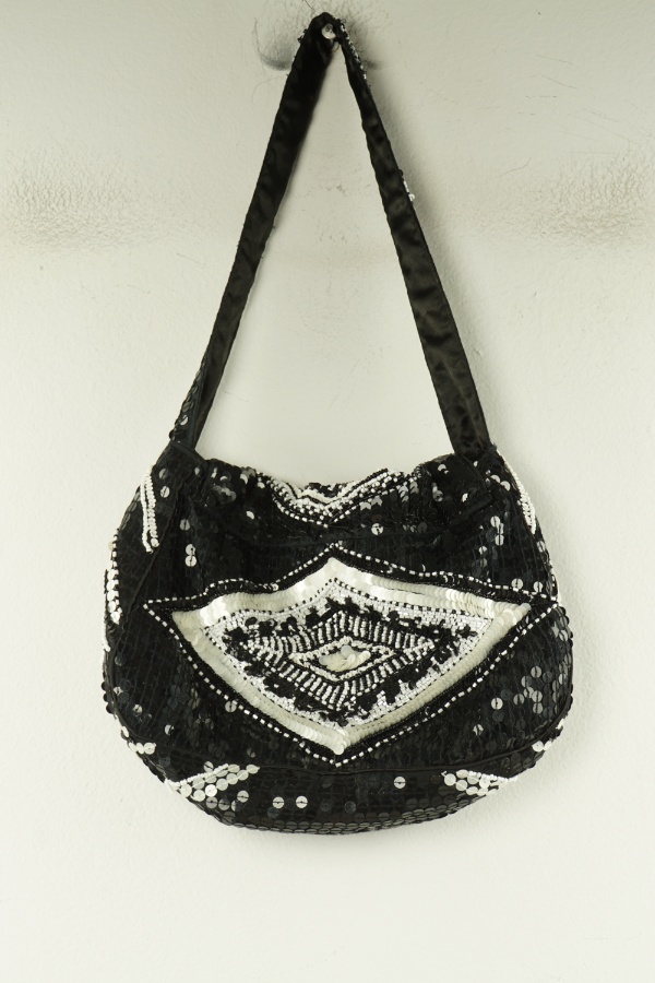 Torebka czarno-biała cekinowa - ACCESSORIZE zdjęcie 2