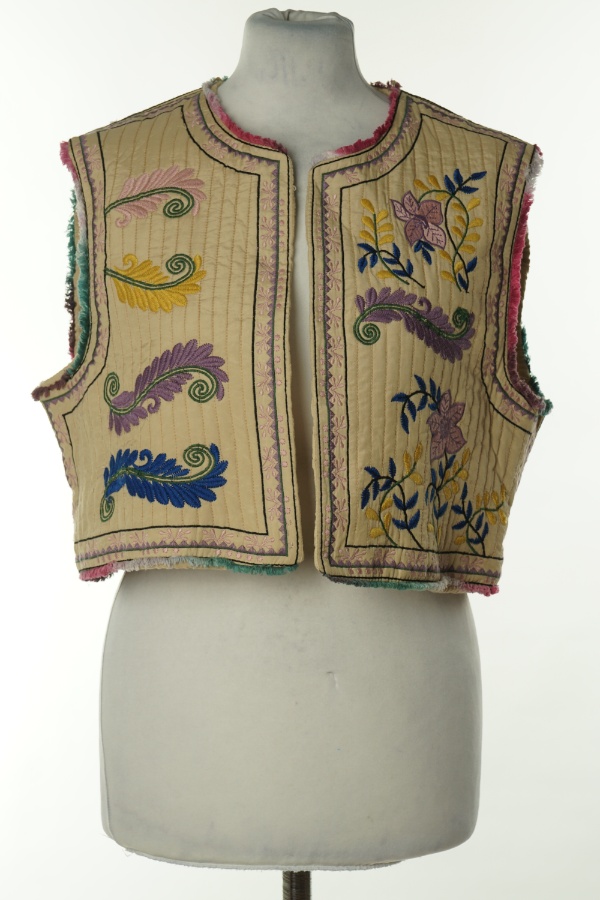 Narzutka beżowa z wyszywanymi kwiatami - ZARA zdjęcie 1