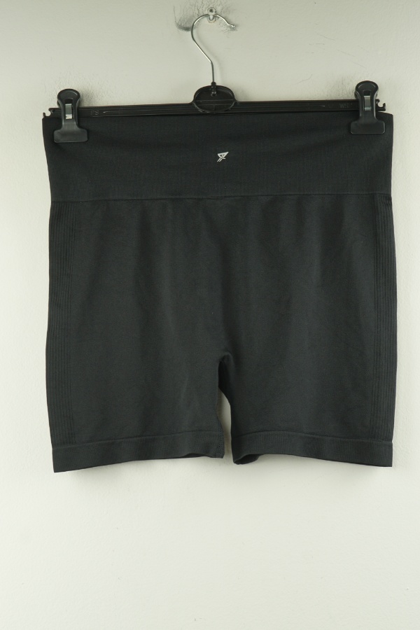 Krótkie legginsy czarne prażkowane - WORK OUT zdjęcie 2