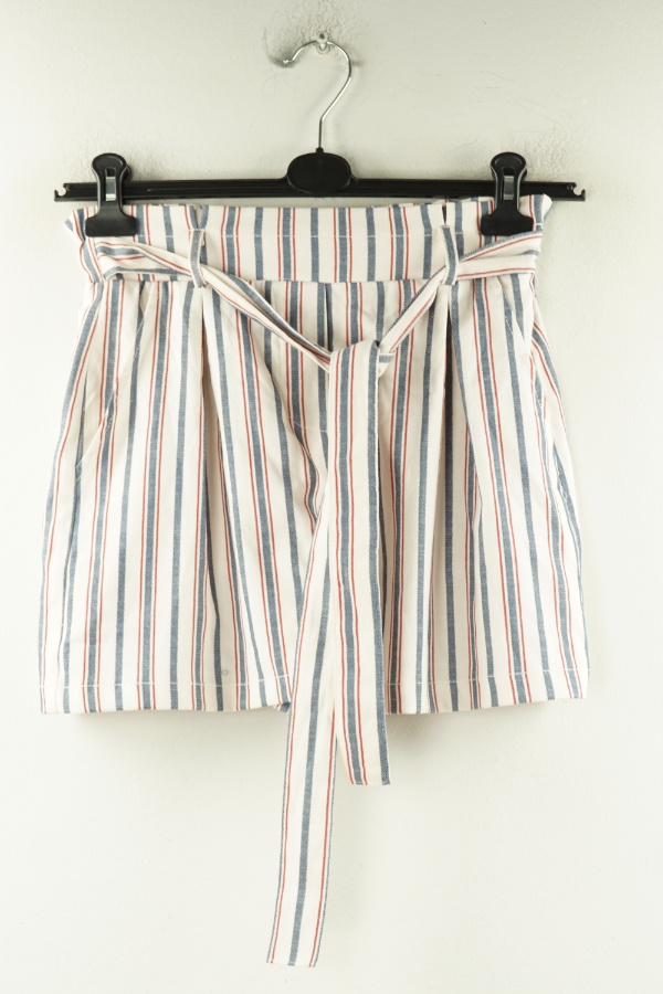 Krótkie spodenki materiałowe białe w paski - BERSHKA zdjęcie 1