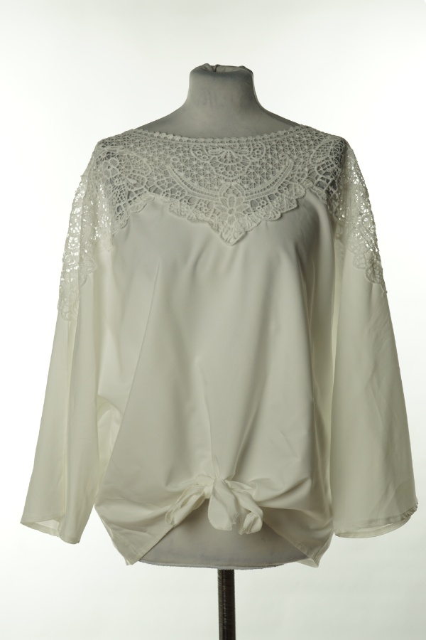 Bluzka biała z ażurową wstawką - BRAK METKI Z NAZWĄ PRODUCENTA zdjęcie 1