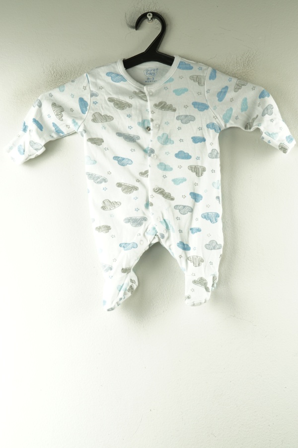 Pajacyk biały w niebieskie chmurki  - PURE BABY  zdjęcie 1