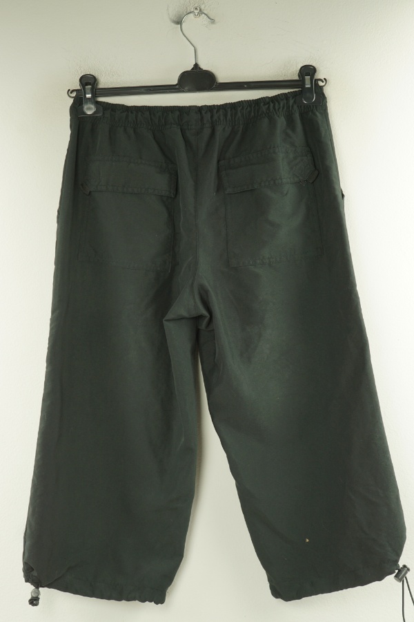 Spodnie za kolano czarne z dużymi kieszeniami - IMAGE zdjęcie 2