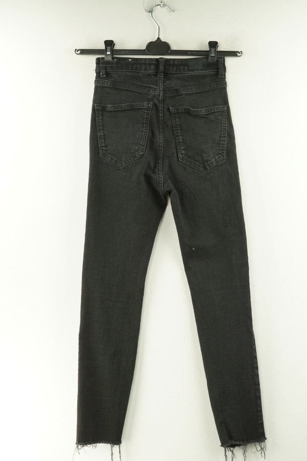 Spodnie czarne jeansowe z wysokim stanem - PULL&BEAR zdjęcie 2
