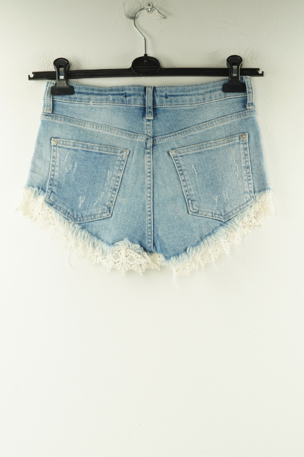 Krótkie spodenki niebieskie jeansowe z ażurową wstawką - BERSHKA zdjęcie 2