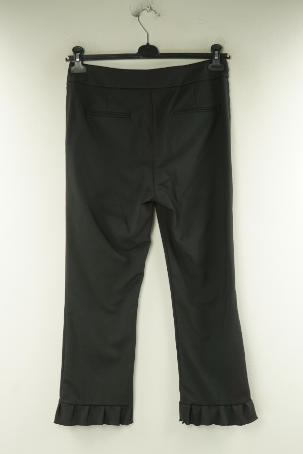 Spodnie za kolano czarnme z falbaną przy nogawkach - M&S zdjęcie 2