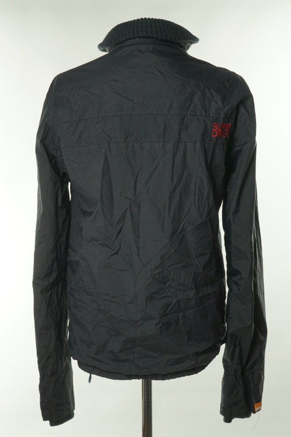 Kurtka czarna z czerwonym napisem - SUPERDRY zdjęcie 2
