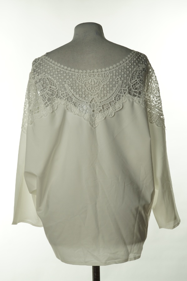 Bluzka biała z ażurową wstawką - BRAK METKI Z NAZWĄ PRODUCENTA zdjęcie 2