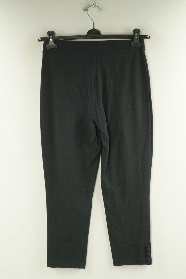 Legginsy czarne z guzikami przy nogawkach 3/4 - M&CO zdjęcie 2