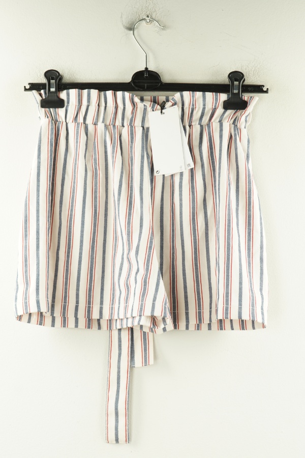 Krótkie spodenki materiałowe białe w paski - BERSHKA zdjęcie 2