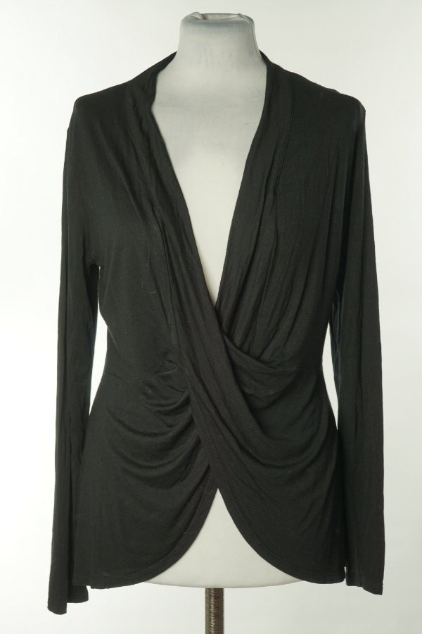 Bluzka czarna z lejącym dekoldem zdjęcie 1