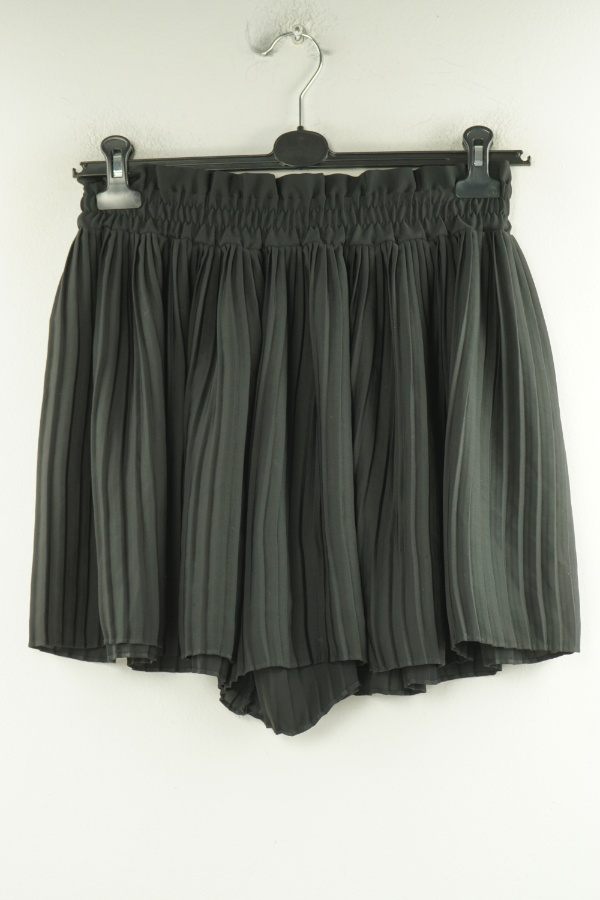 Krótkie spodenki czarne plisowane - ZARA zdjęcie 1