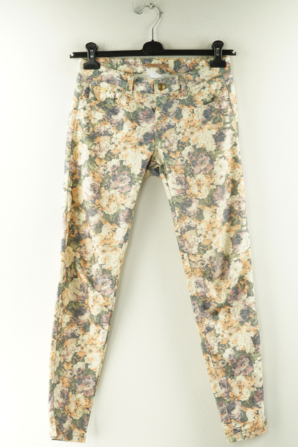 Spodnie jeansowe kwieciste - PULL&BEAR zdjęcie 1