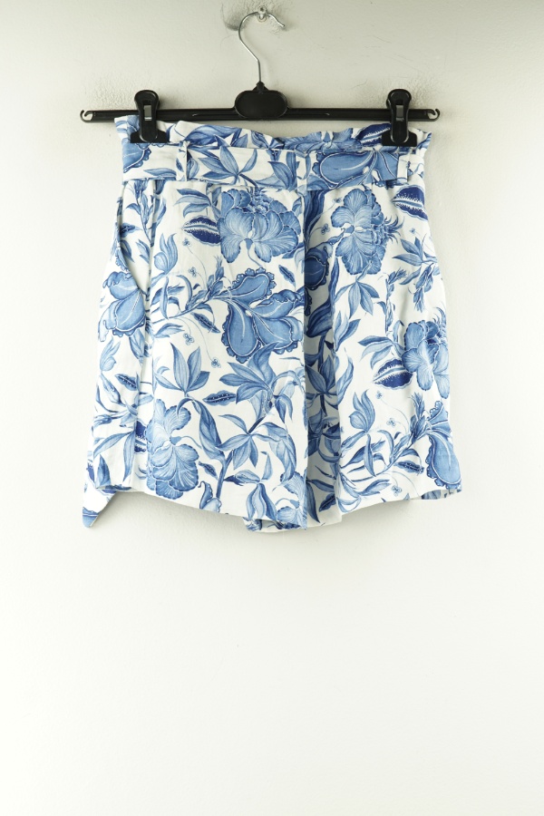 Krótkie spodenki białe w niebieskie kwiaty - H&M zdjęcie 2