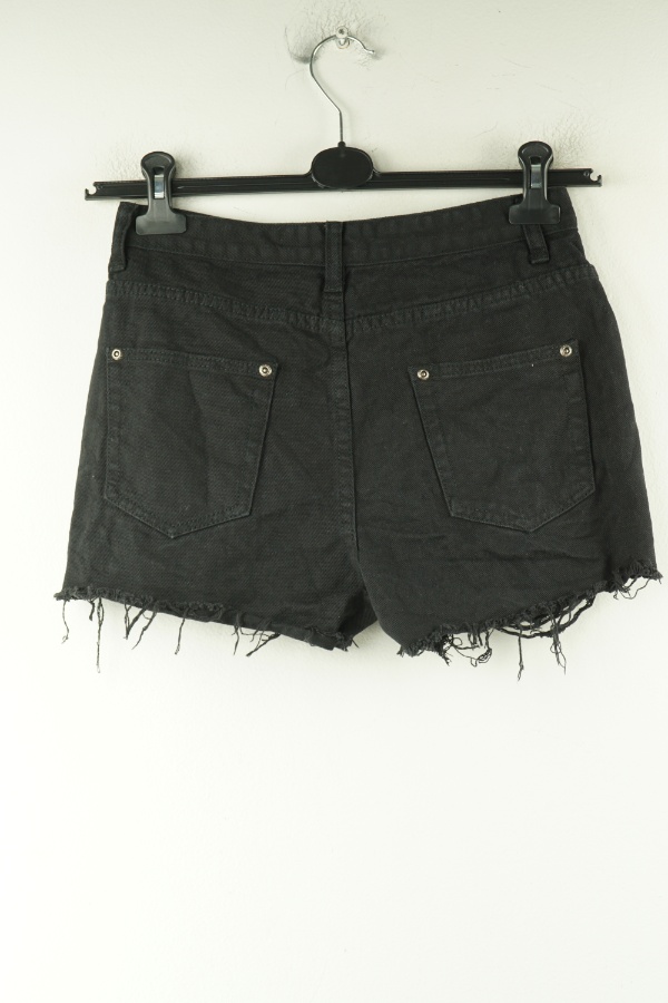 Spodenki jeansowe z dziurami czarne - PRETTYLITTLETHING zdjęcie 2