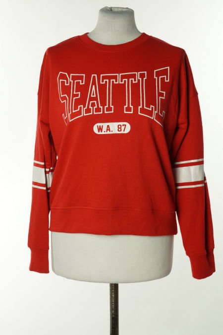 Bluza czerwona z białymi napisami