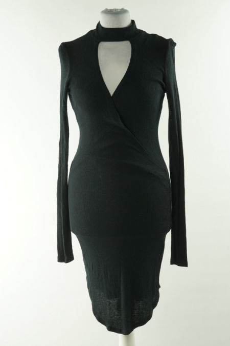 Sukienka czarna prążkowana z dekoldem V