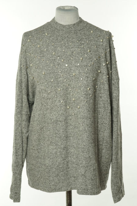 Sweter szary z ozdobnymi perełkami i kamieniami