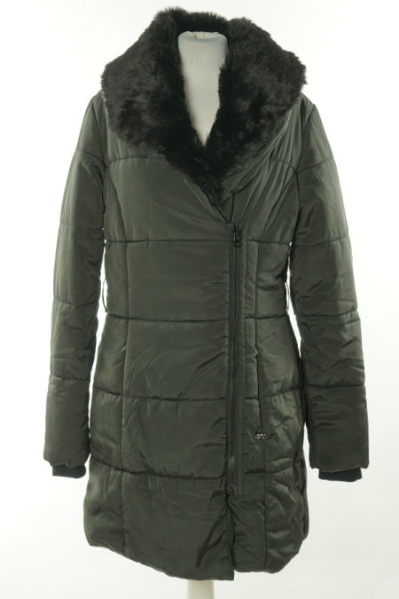 Płaszcz czarny pikowany