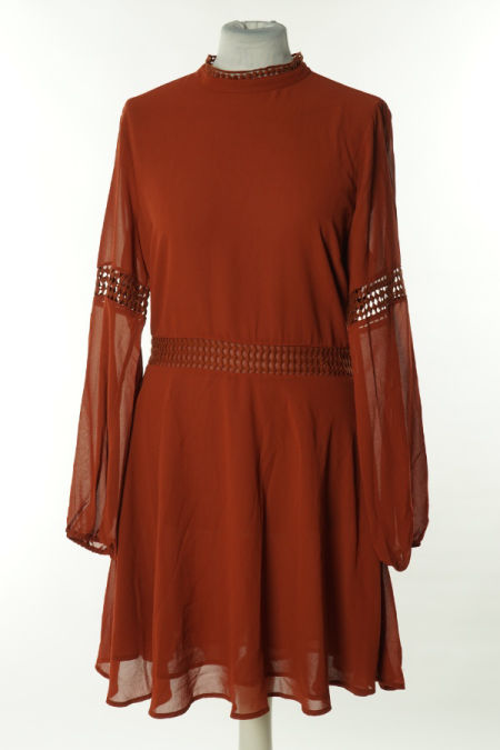 Sukienka ceglasta z ażurowymi wstawkami