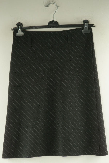 Spódnica czarna rozkloszowana w białe paski