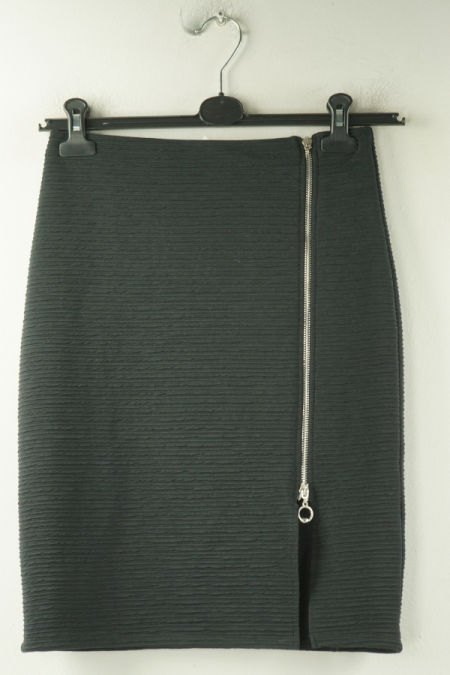 Spódnica czarna ze złotym suwakiem