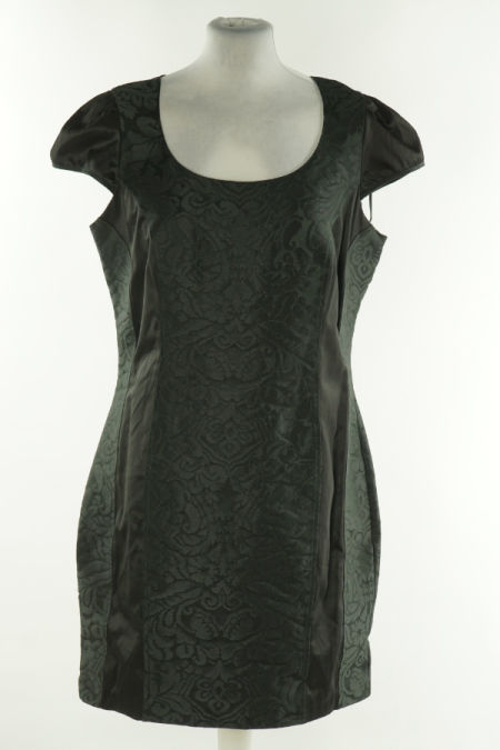 Sukienka czarna ze zdobieniem