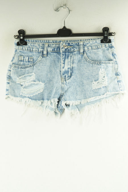 Krótkie spodenki jasnoniebieskie jeansowe z dziurami i przetarciami